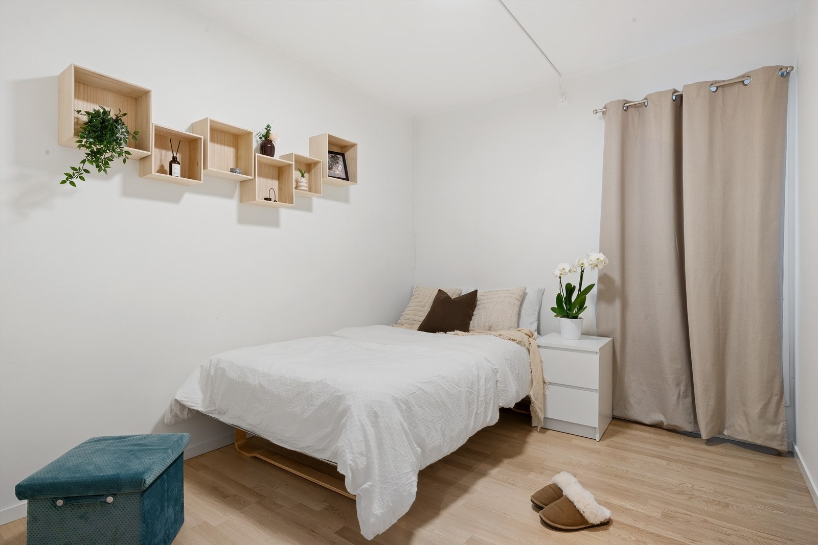 - Soverommet måler 8,1m² og har god plass til seng, oppbevaring og øvrig ønsket møblement - Galleribilde