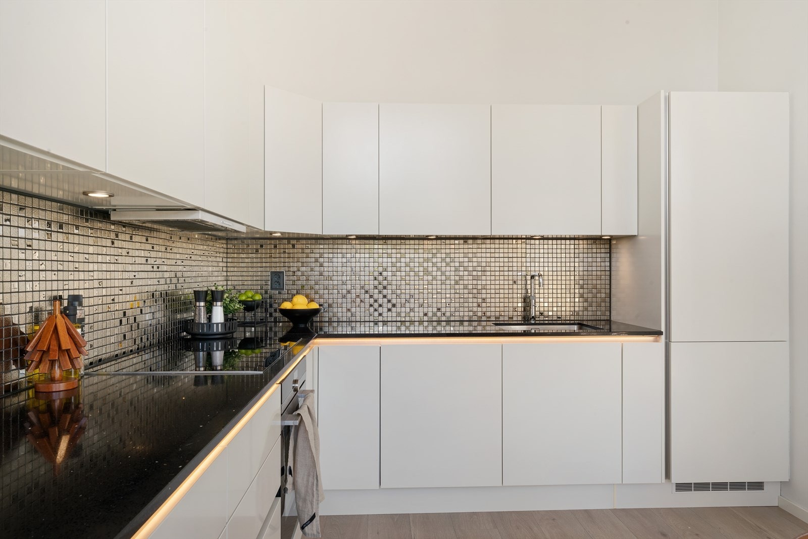 - Ny eier får gleden av integrerte hvitevarer og god oppbevaringsplass - Galleribilde