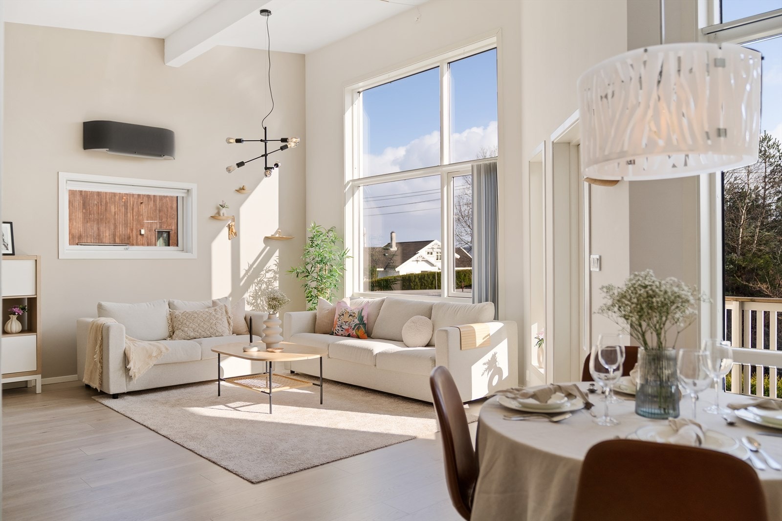 - De generøse vindusflatene bidrar til rikelig med verdifullt lysinnslipp - Galleribilde