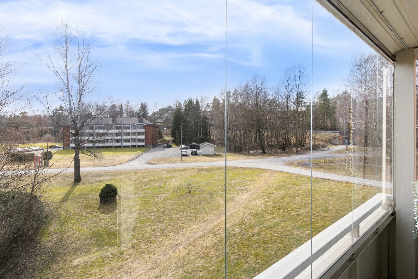Utsikt fra balkongen mot trivelige felles grøntarealer Galleribilde