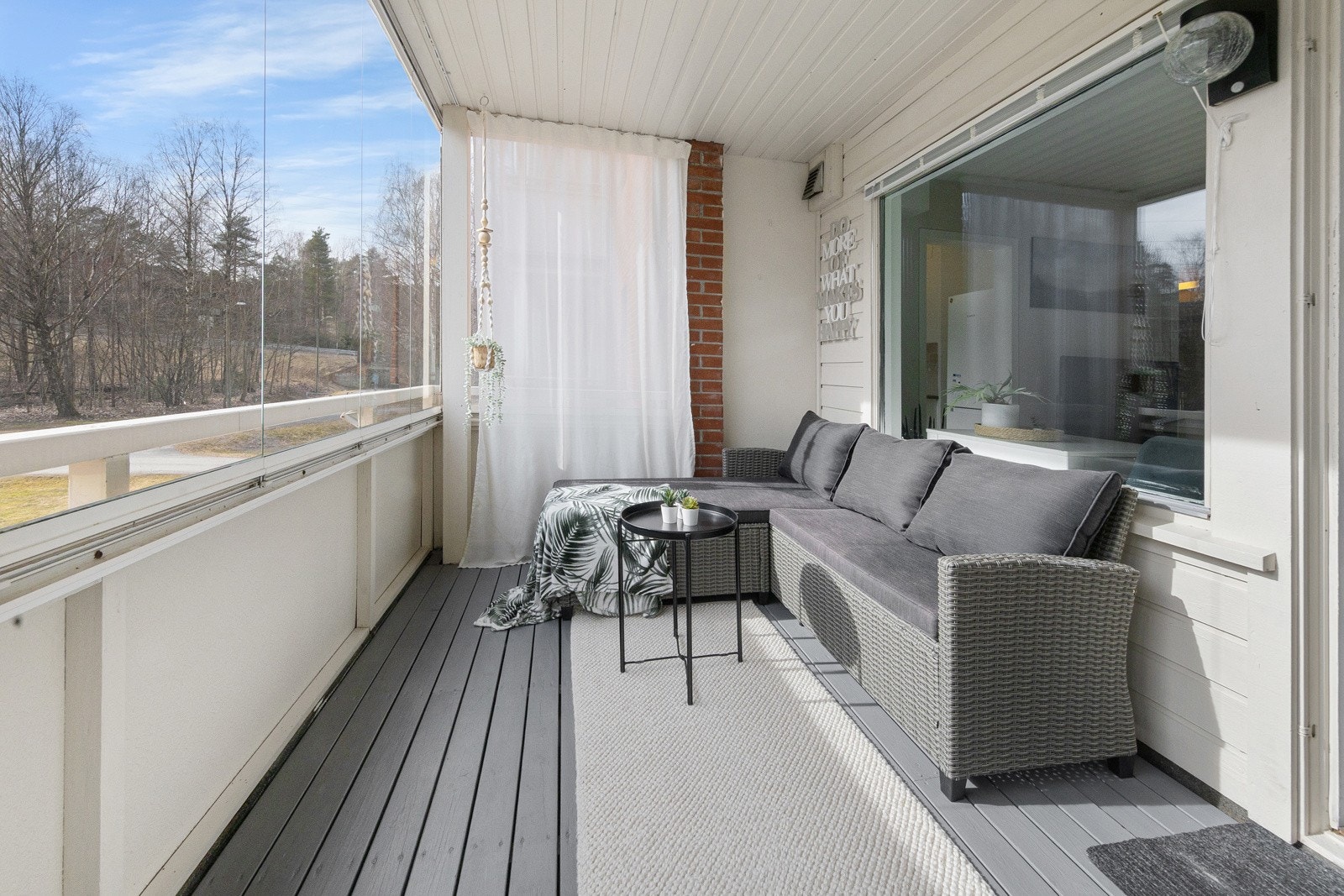 Romslig innglasset balkong - et ekstra rom store deler av året Galleribilde