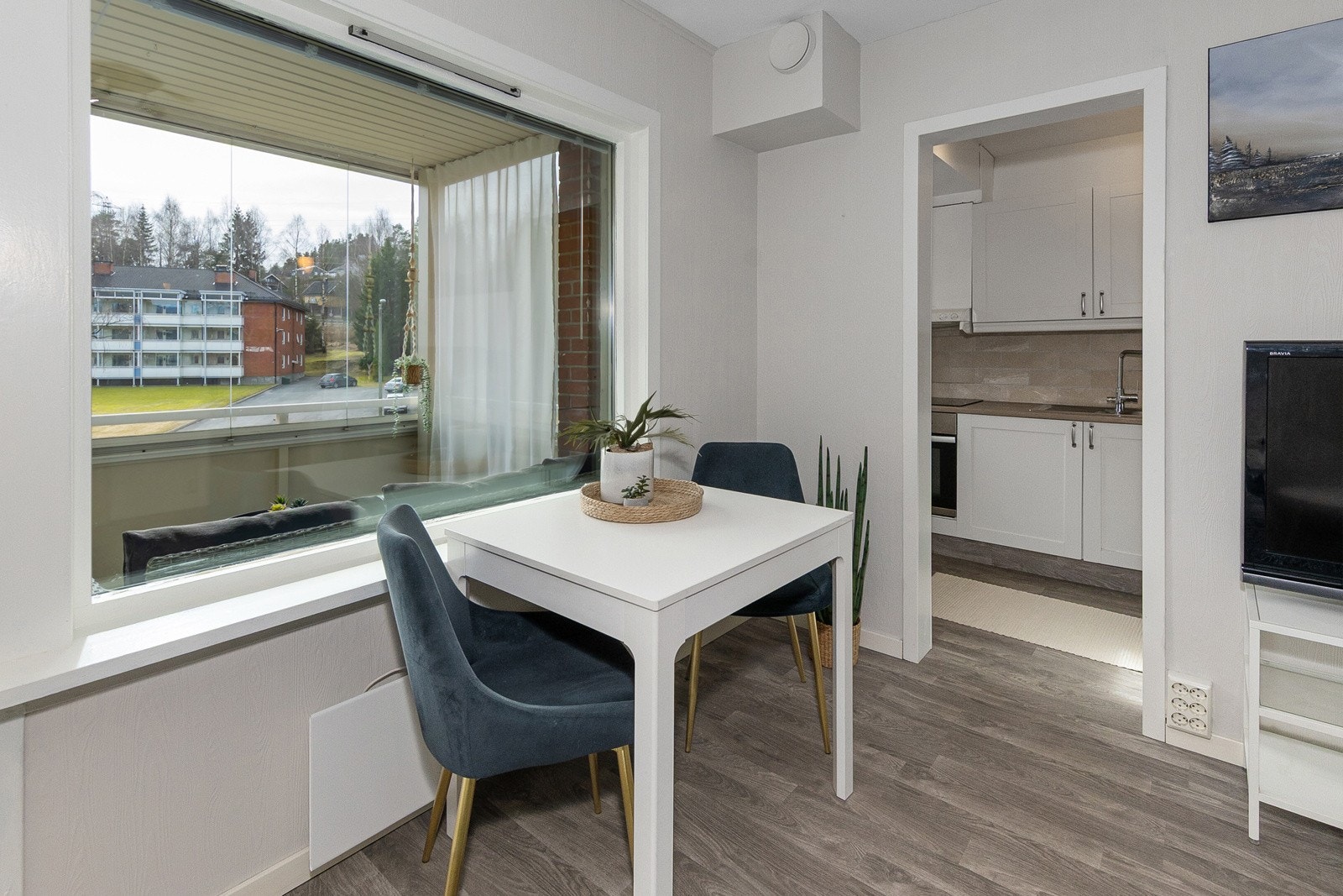 Koselig plass for et lite spisebord ved vinduet Galleribilde