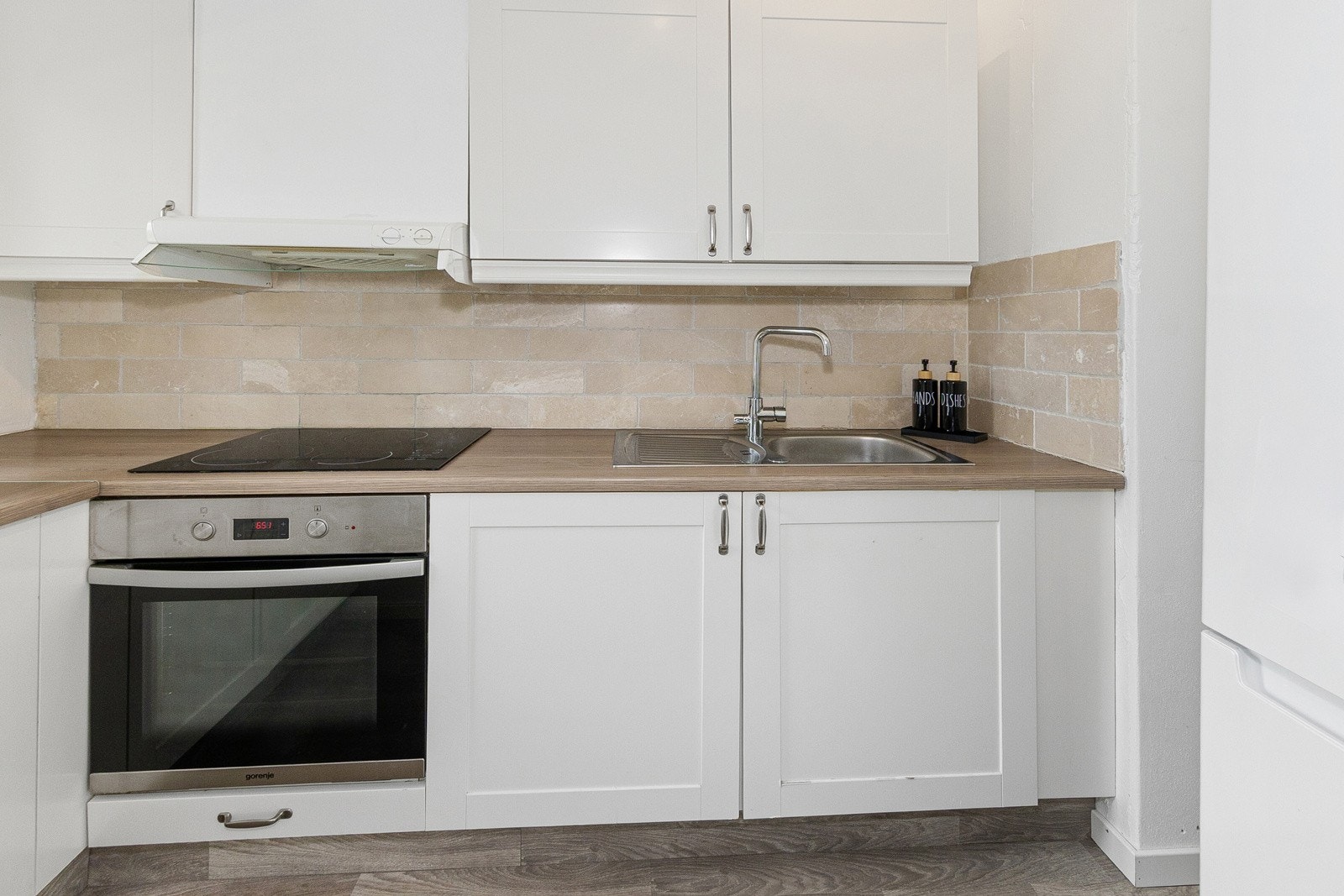 Hvitevarer medfølger. Det er montert benkoppvaskmaskin i benkeskapet som også medfølger Galleribilde