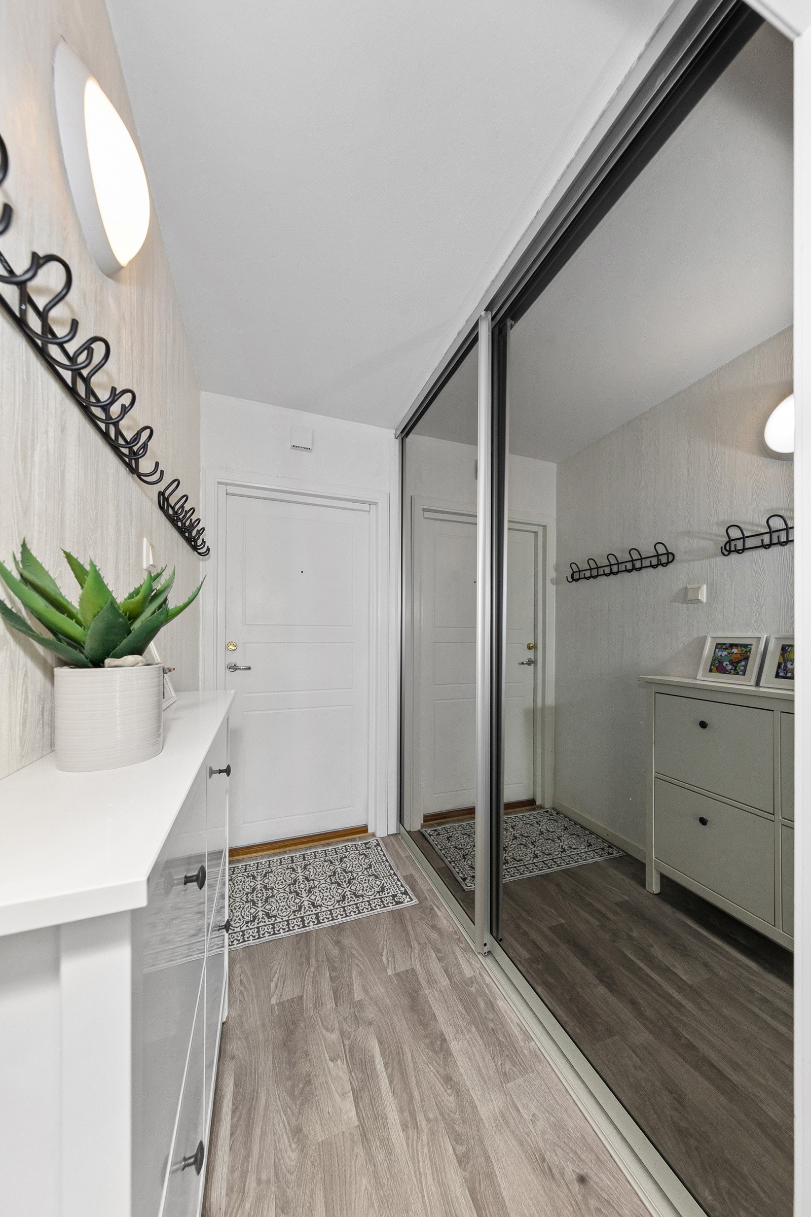 I entreen er det meget romslig skyvedørsgarderobe med speildører Galleribilde