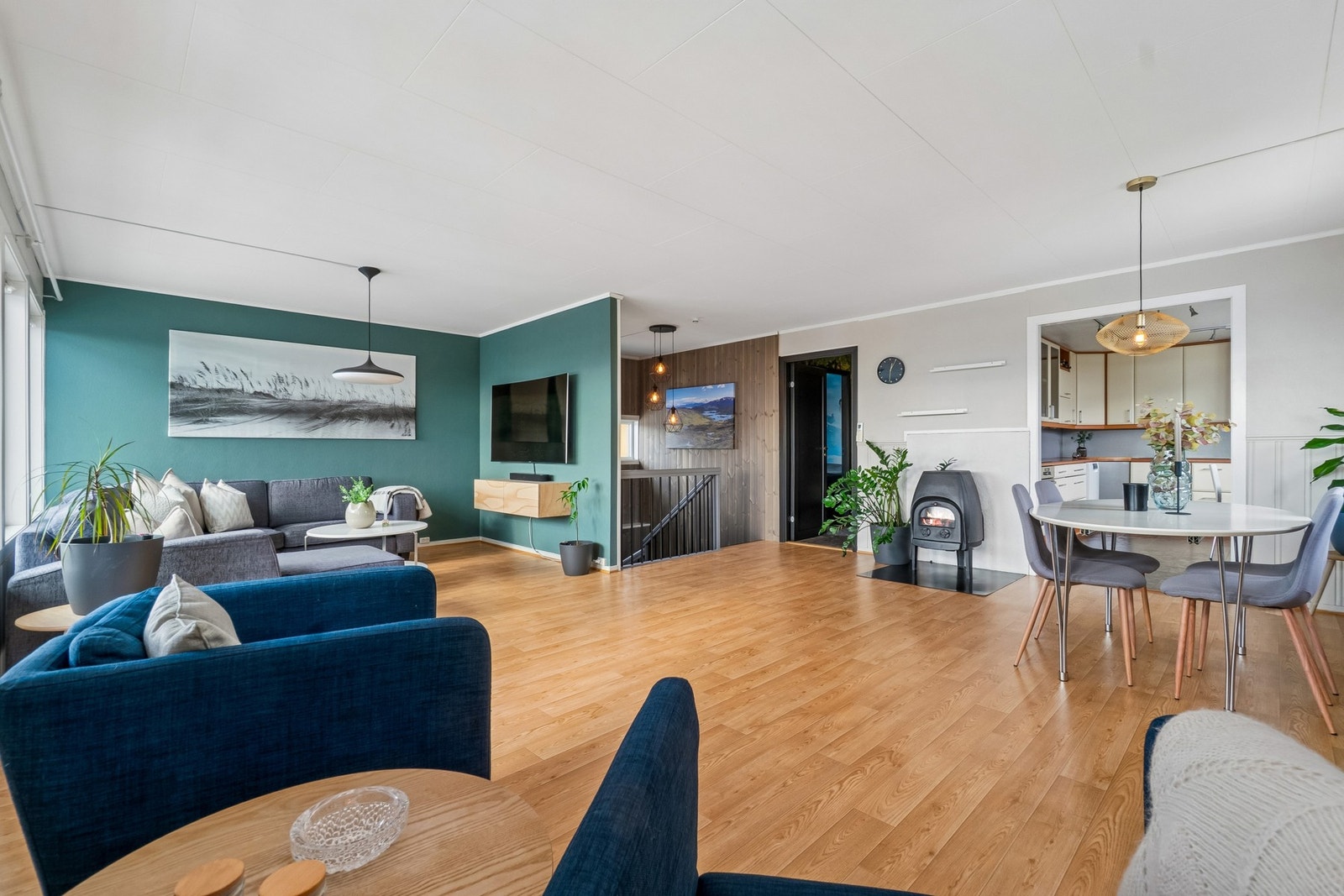 Fra stuen finner du kjøkkenet, trapp til underetasjen, adkomst til boligens veranda i bakkant, og boligens entré/gang. Galleribilde