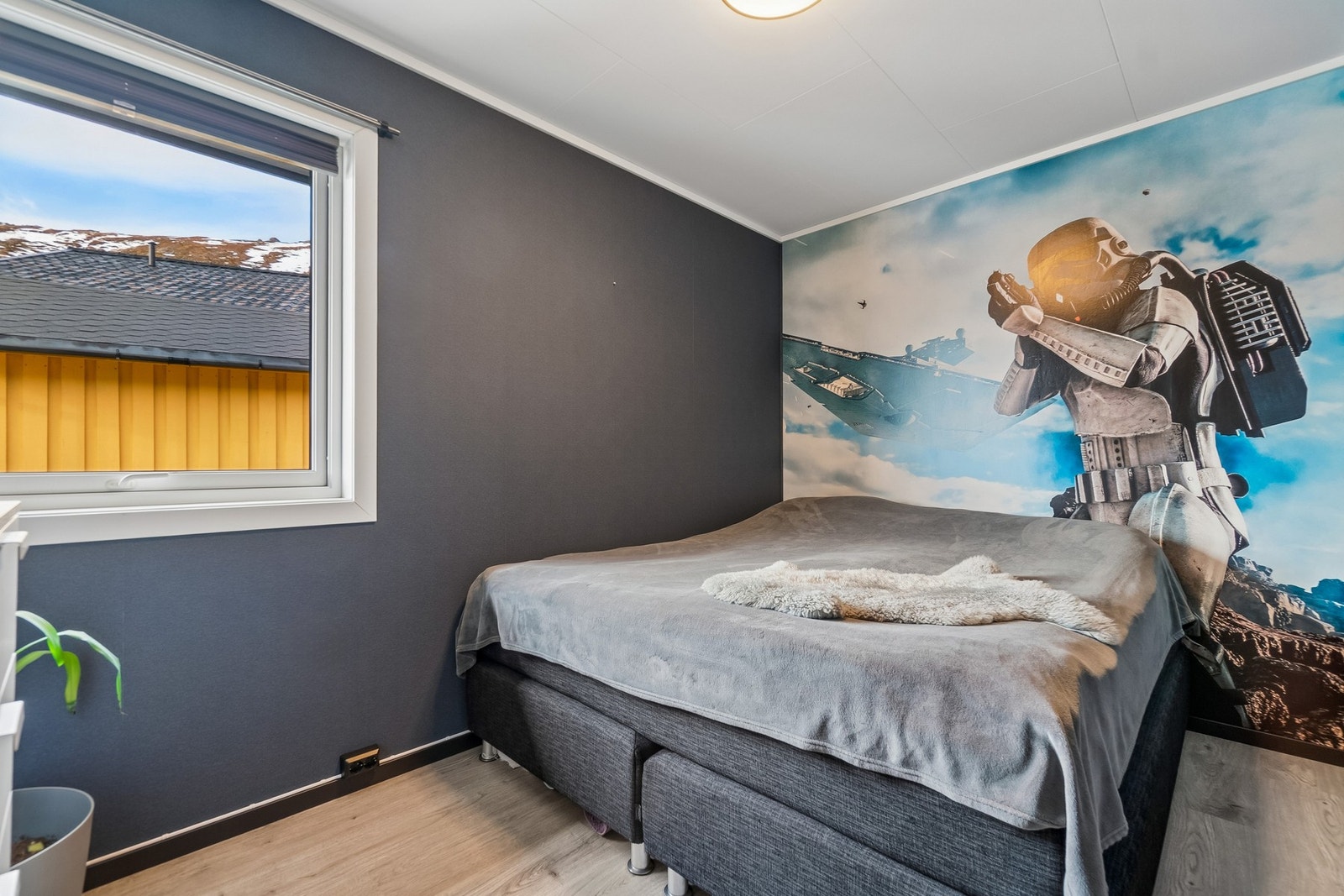 Dette soverommet finner du ved boligens entré/inngangsparti. Samtlige soverom i boligen kan benyttes til andre oppholdsformål om ønskelig, slik at om du ønsker et kontor eller hobbyrom kan rommene fint benyttes til dette. Galleribilde