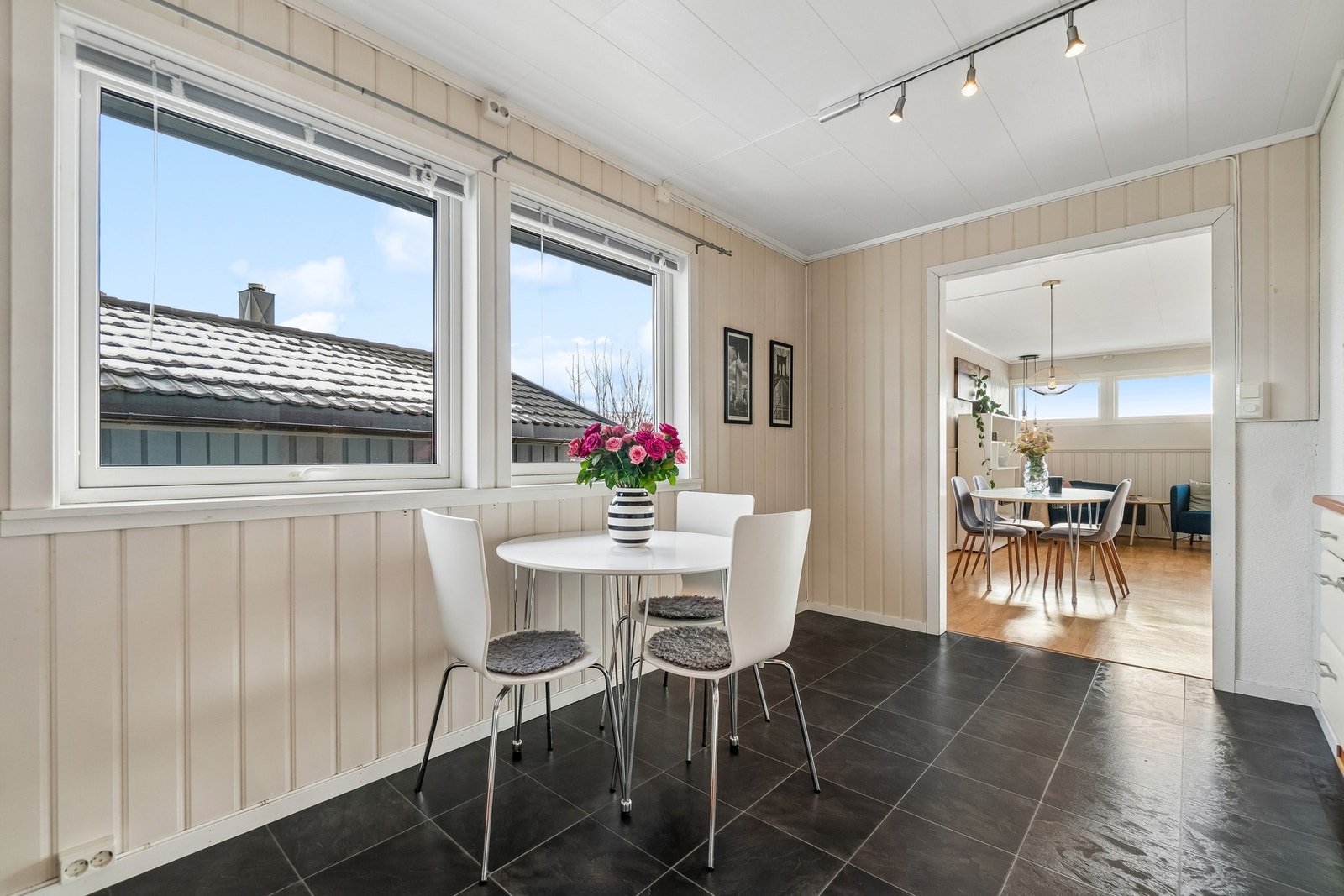 Kjøkenet er adskilt fra stuen og gir et romslig inntrykk, med plass til et mindre spisebord om ønskelig. Galleribilde