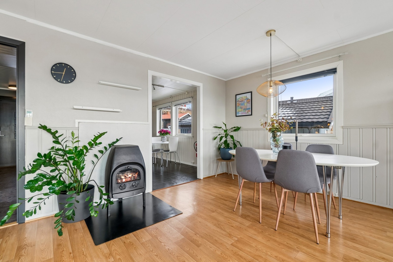 Mot kjøkkenet finner du en vedovn for hygge og varme på kaldere årstider. Galleribilde