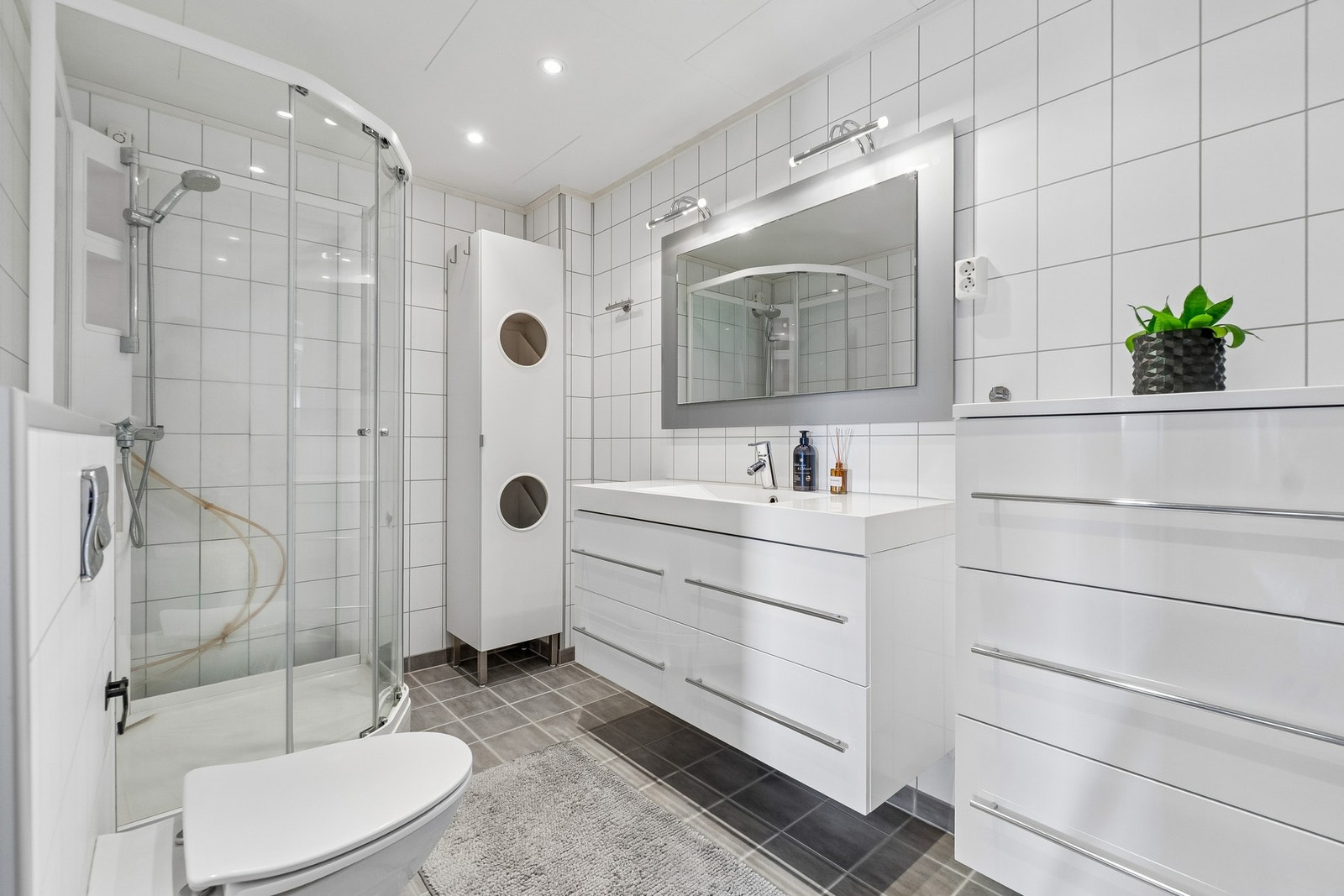 Badet fremstår svært moderne med en tidløs utførelse på overflater og innredning. Galleribilde