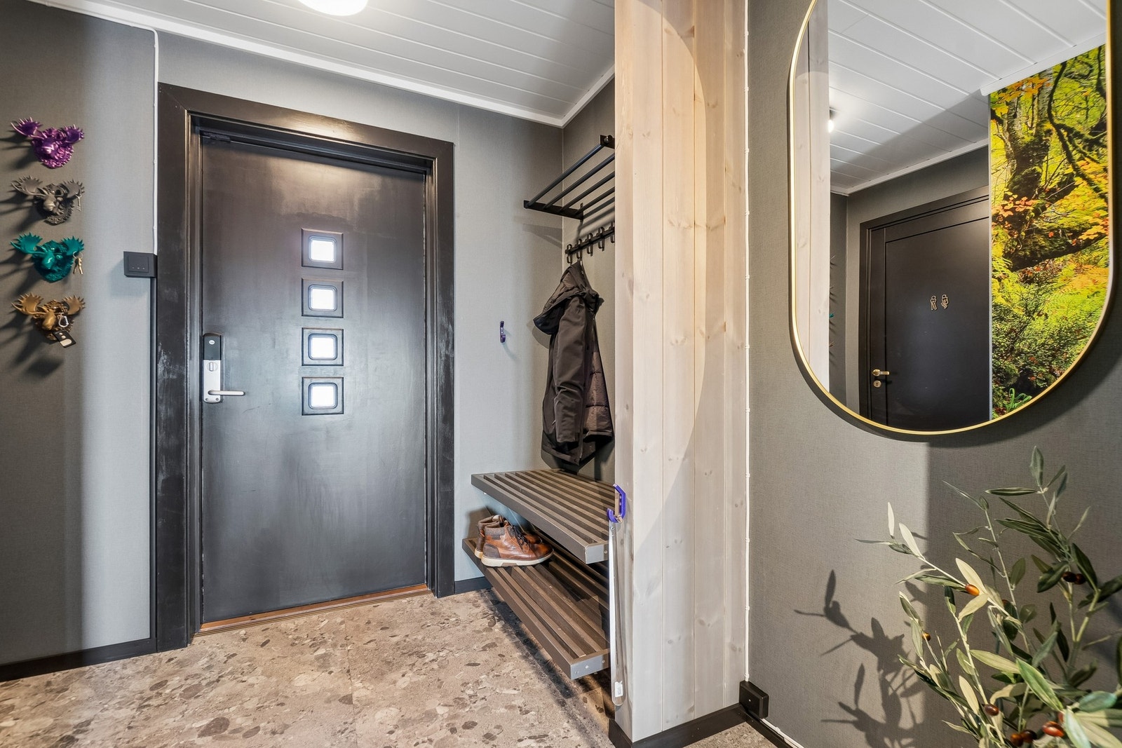 Inn til boligen møter du en kombinert entré/gang hvor du får plass til en enkel innredning med ulike garderobeløsninger. Galleribilde