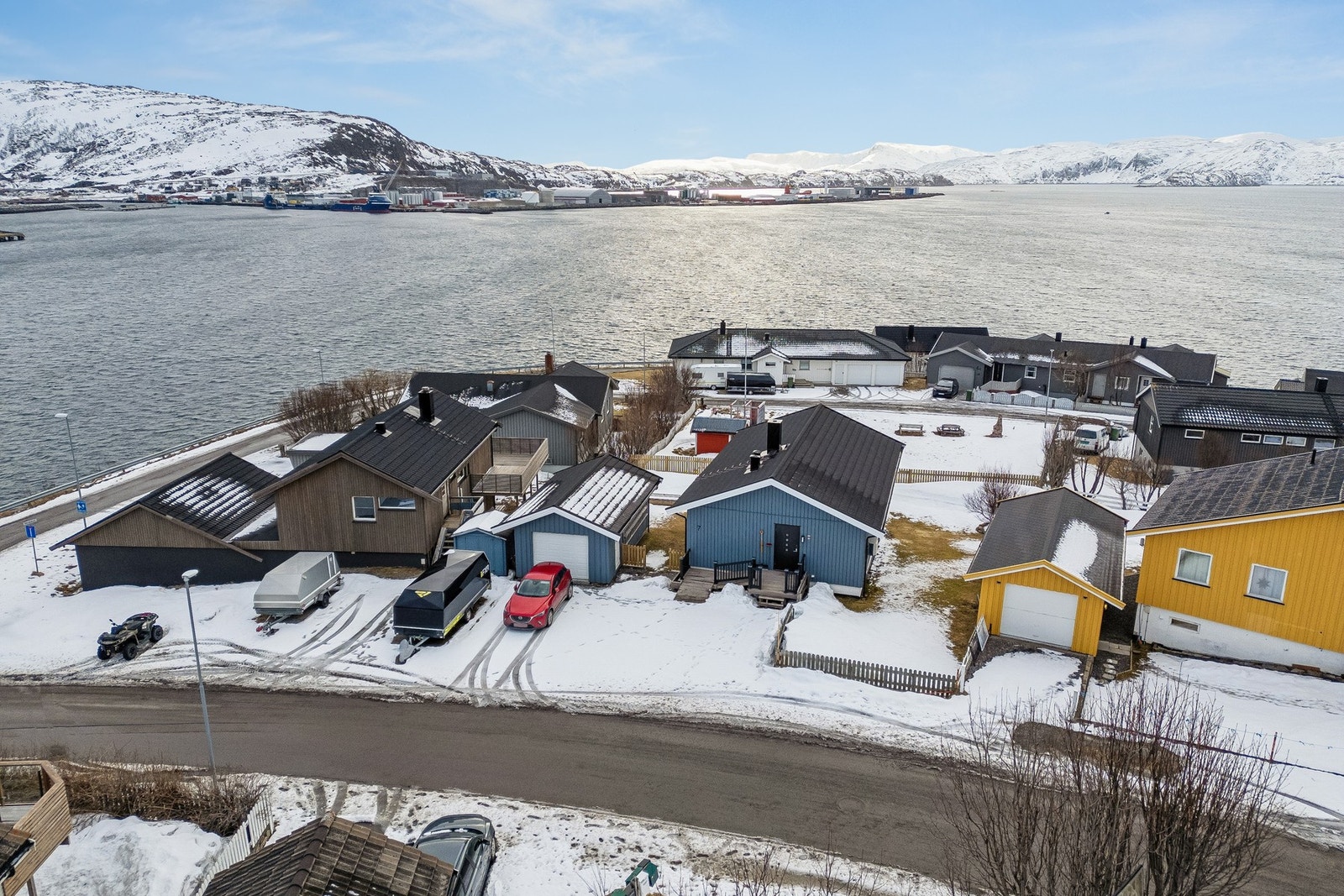 Her får du en flott familiebolig i Rypefjord, beliggende i et rolig og barnevennlig nabolag. Galleribilde