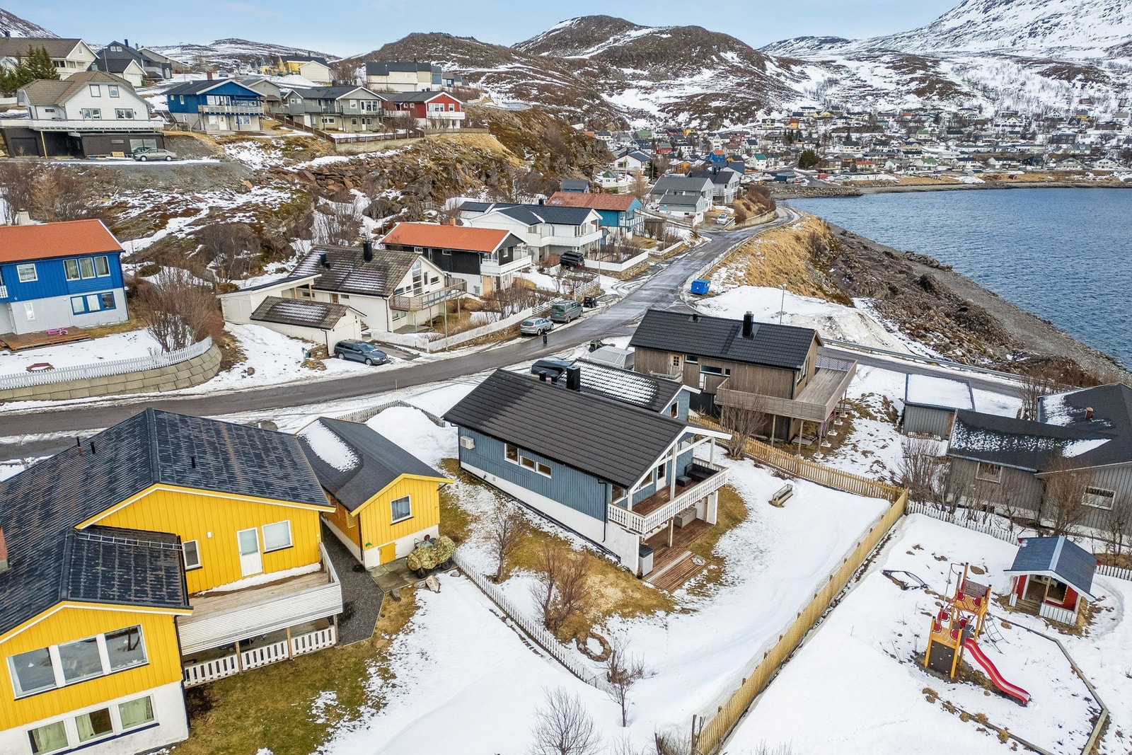 Rørvikvbakken ligger i Rypefjord hvor de fleste fasiliteter er i nærområdet. I kort gange fra eiendommen finner du Jansvannet som byr på fine rekreasjonsmuligheter året rundt. Galleribilde