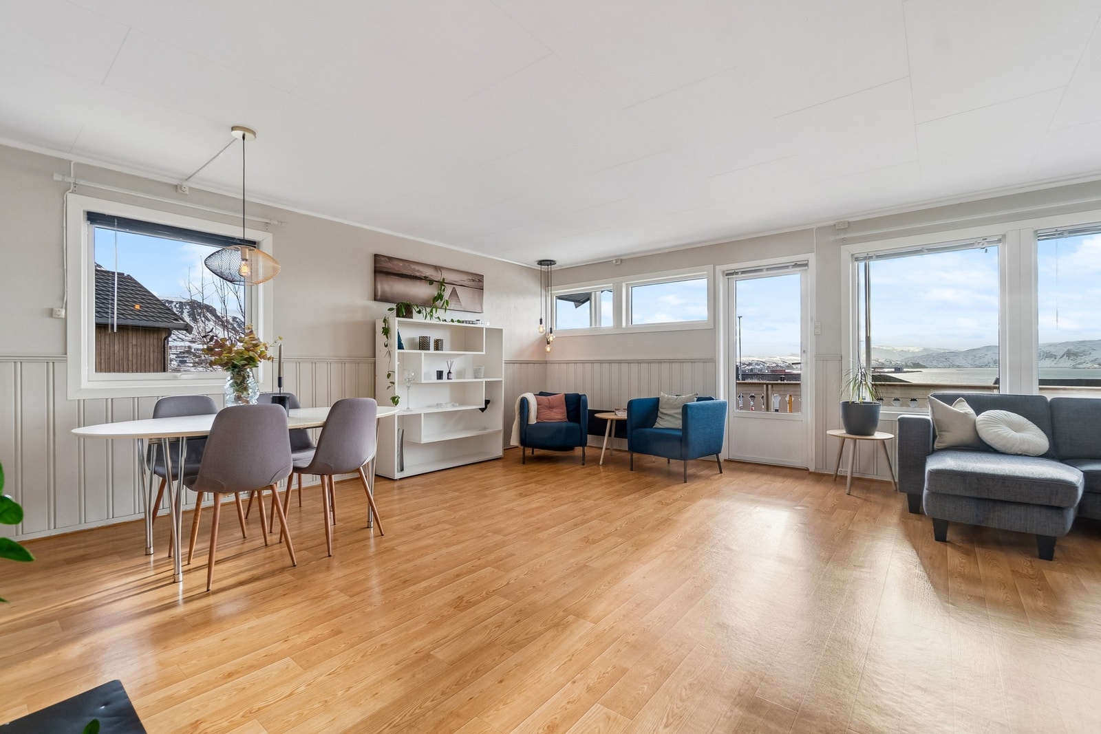 Stuen er stor nok til å innrede en spisestuedel, og her får du stor valgfrihet med form og innhold. Galleribilde