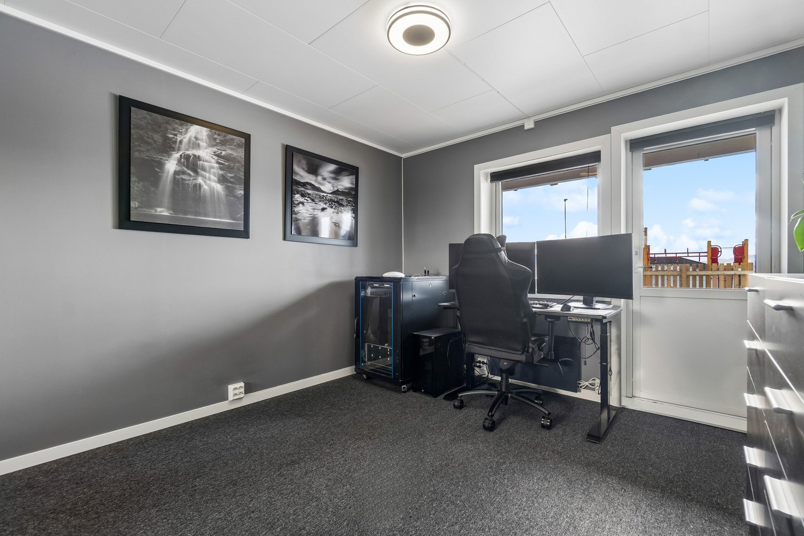 Ett av disse soverommene har tatt i bruk en tidligere bod som en walk-in-garderobe, og har også adkomst til en terrasse/hage i bakkant av boligen. Galleribilde