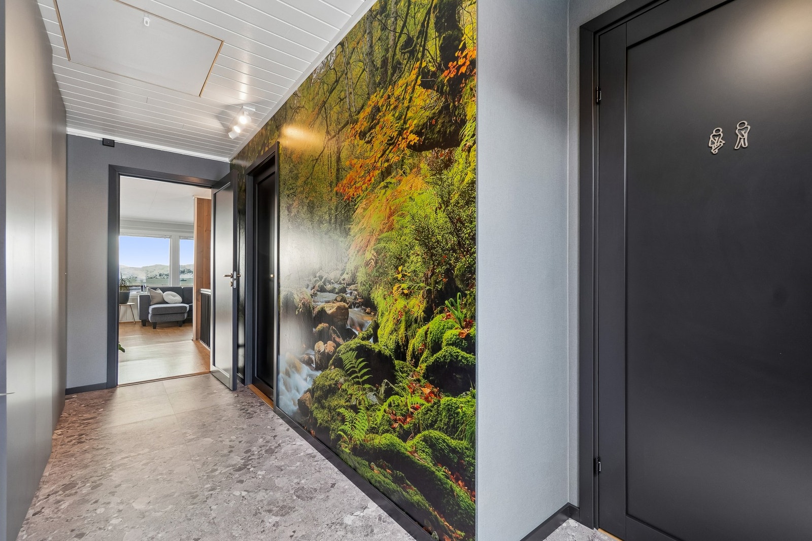 Fra boligens entré/gang finner du toalettrom og soverom langs høyre siden, og stue rett frem. Galleribilde