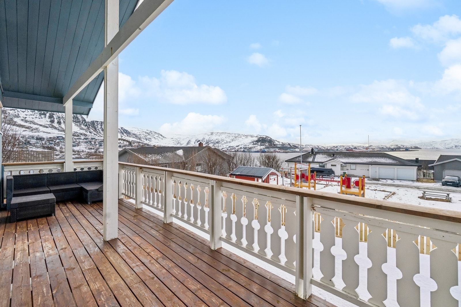 Takket være et praktisk overbygg på verandaen kan finværsdagene og sjøutsikten nytes året rundt. Galleribilde