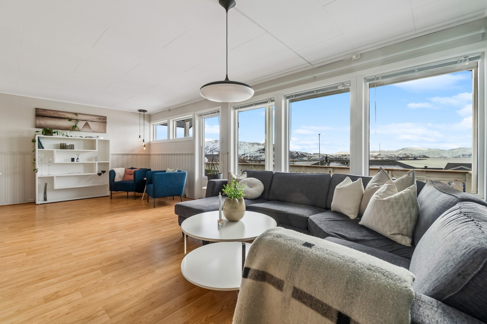 Stuens utforming gjør at du har flere muliigheter når det kommer til å innrede slik du måtte ønske. Galleribilde