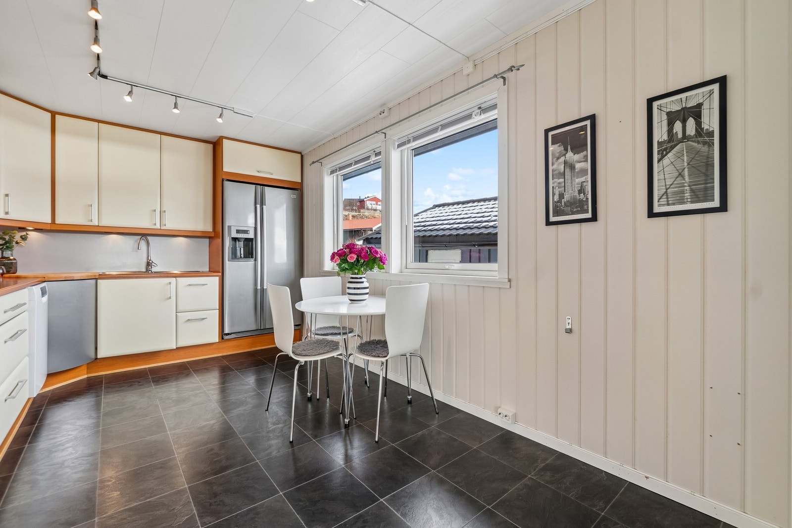 Kjøkkeninnredningen fremstår tidløs med lyse fronter og strekker seg langs 2 vegger. Galleribilde