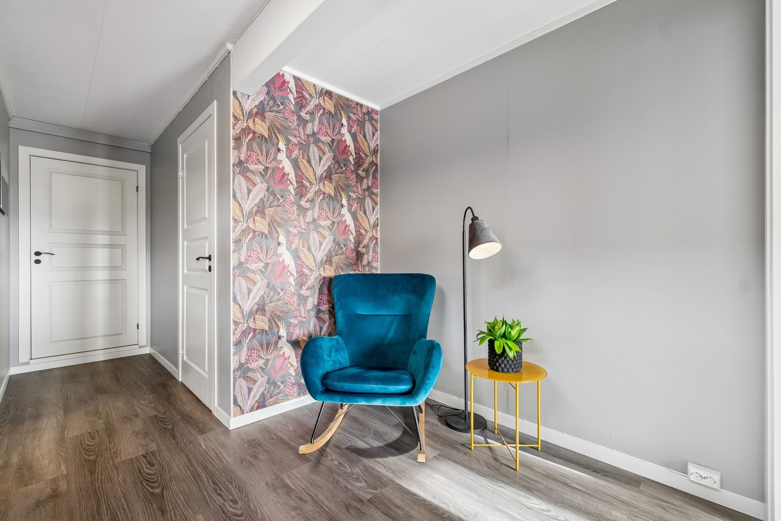 Ned til underetasjen finner du en gang som leder deg til boligens resterende 2 soverom, 2 boder, vaskerom og badet. Galleribilde