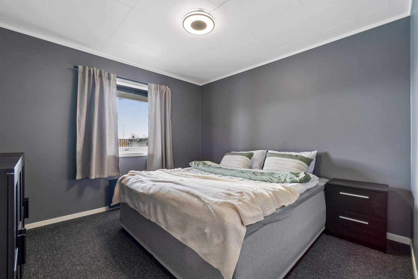 Soverommene i underetasjen ligger vegg-i-vegg med hverandre og fremstår relativt like i størrelse. Galleribilde