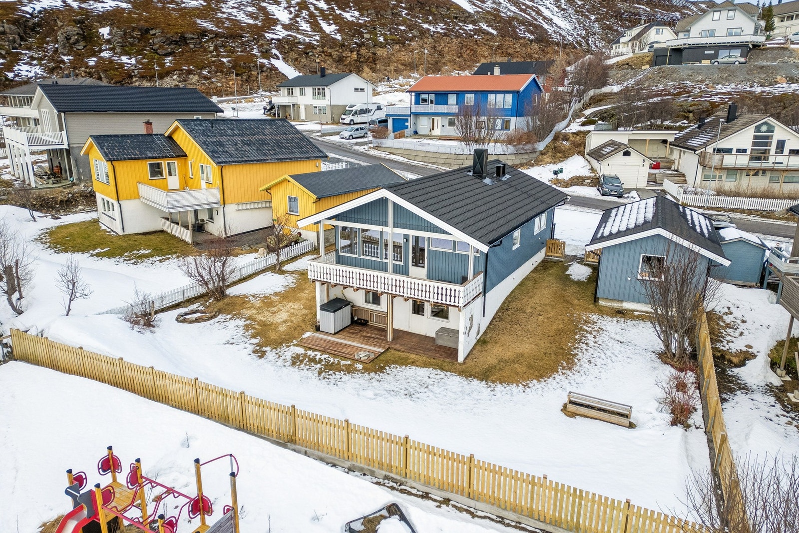 Boligen har både veranda og terrasse i bakkant, hvor du kan skape trivelige uteseksjoner. Galleribilde