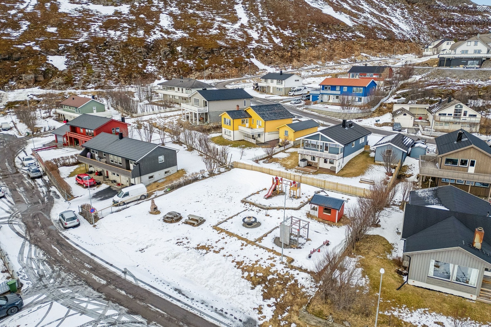I Storsvingen som ligger ca. 1 km fra eiendommen finner du Coop Extra, Rema 1000, Elkjøp, Power, Jysk, Bademiljø og Monter. I motsatt retning ligger Bunnpris (post i butikk), ca. 800 m unna. Galleribilde