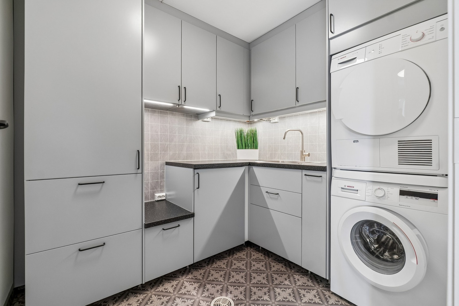 Vaskerommet fremstår tidløst takket være en lys utførelse, og har rikelig med oppbevaringsplass i egen innredning. Galleribilde