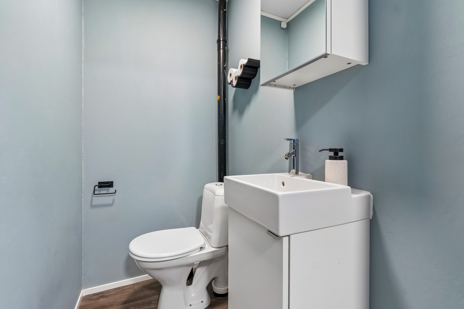 Fra gangen finner du også et toalettrom, slik at du slipper å gå mellom etasjene for dette. Galleribilde