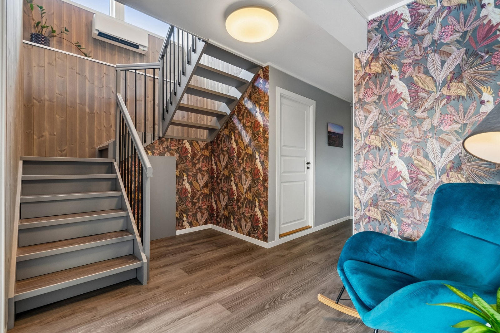 I trappegangen er det montert luft-til-luft varmepumpe som gir et behagelig inneklima året rundt. Galleribilde