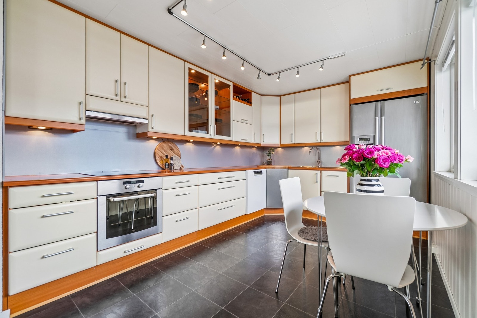 Her får du rikelig med oppbevaringsplass i skuffer og overskap, og av utstyr finner du integrert stekeovn/platetopp, oppvaskmaskin, og et kjøle-/fryseskap. Samtlige medfølger handelen. Galleribilde