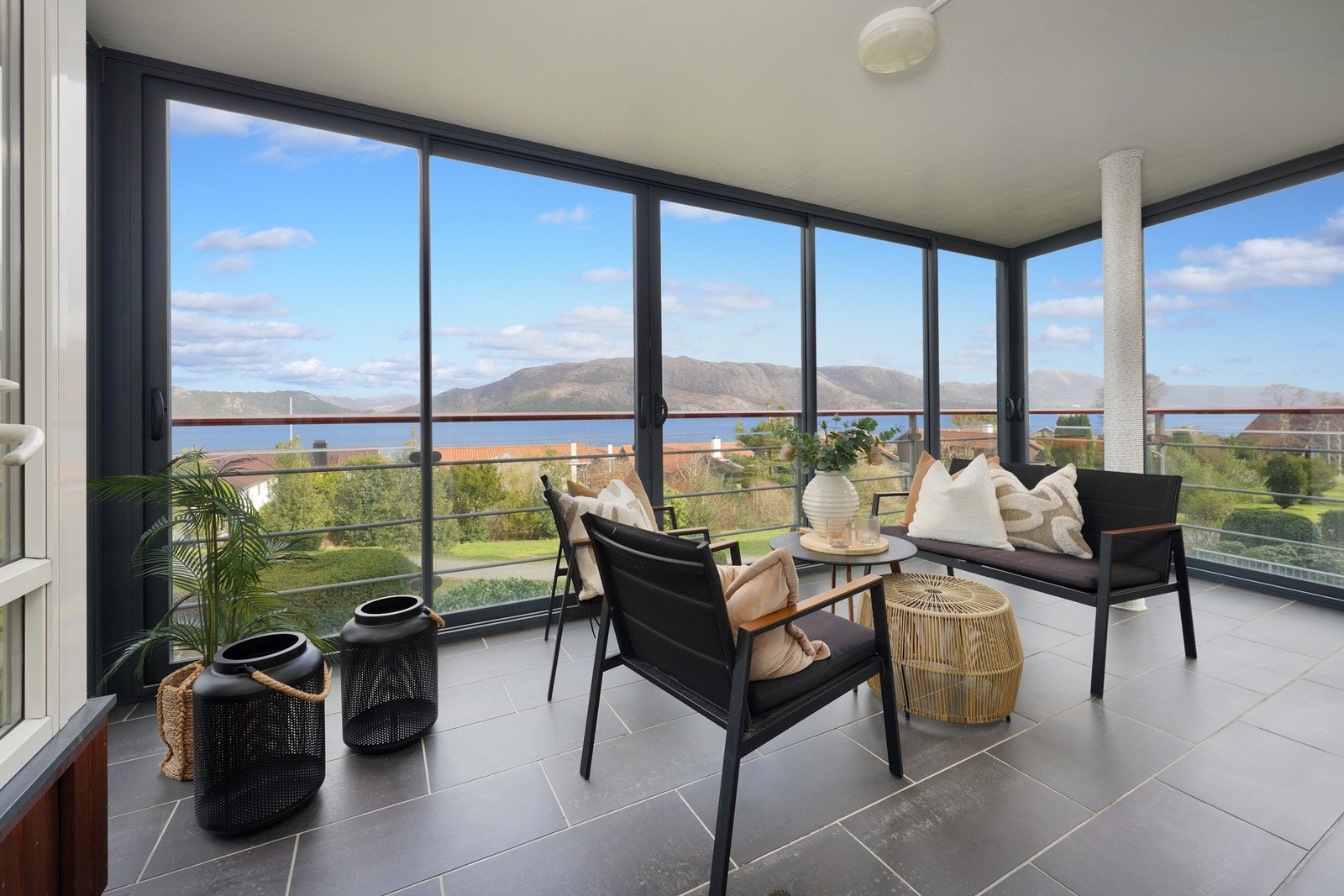 Panoramautsikt mot Gandsfjorden og omgivelsene rundt Galleribilde