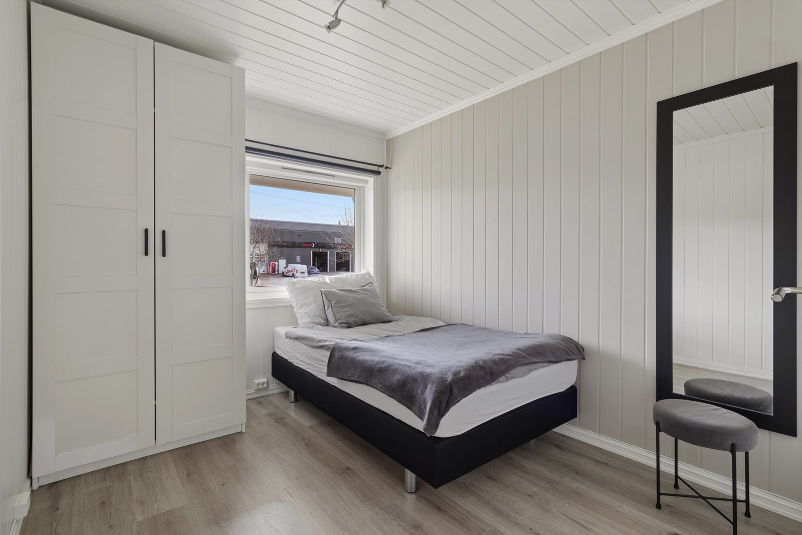 Leiligheten har tre soverom. Dette rommet passer godt som barnerom, gjesterom eller kontor. Galleribilde