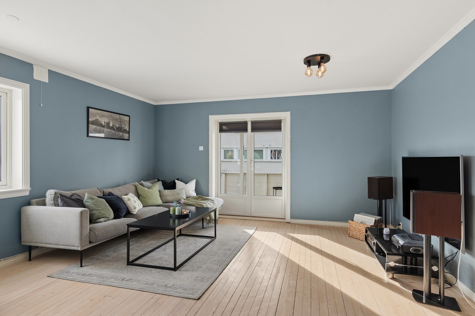 Fra stuen er det direkte utgang til den vestvendte verandaen via en dobbel balkongdør. Galleribilde