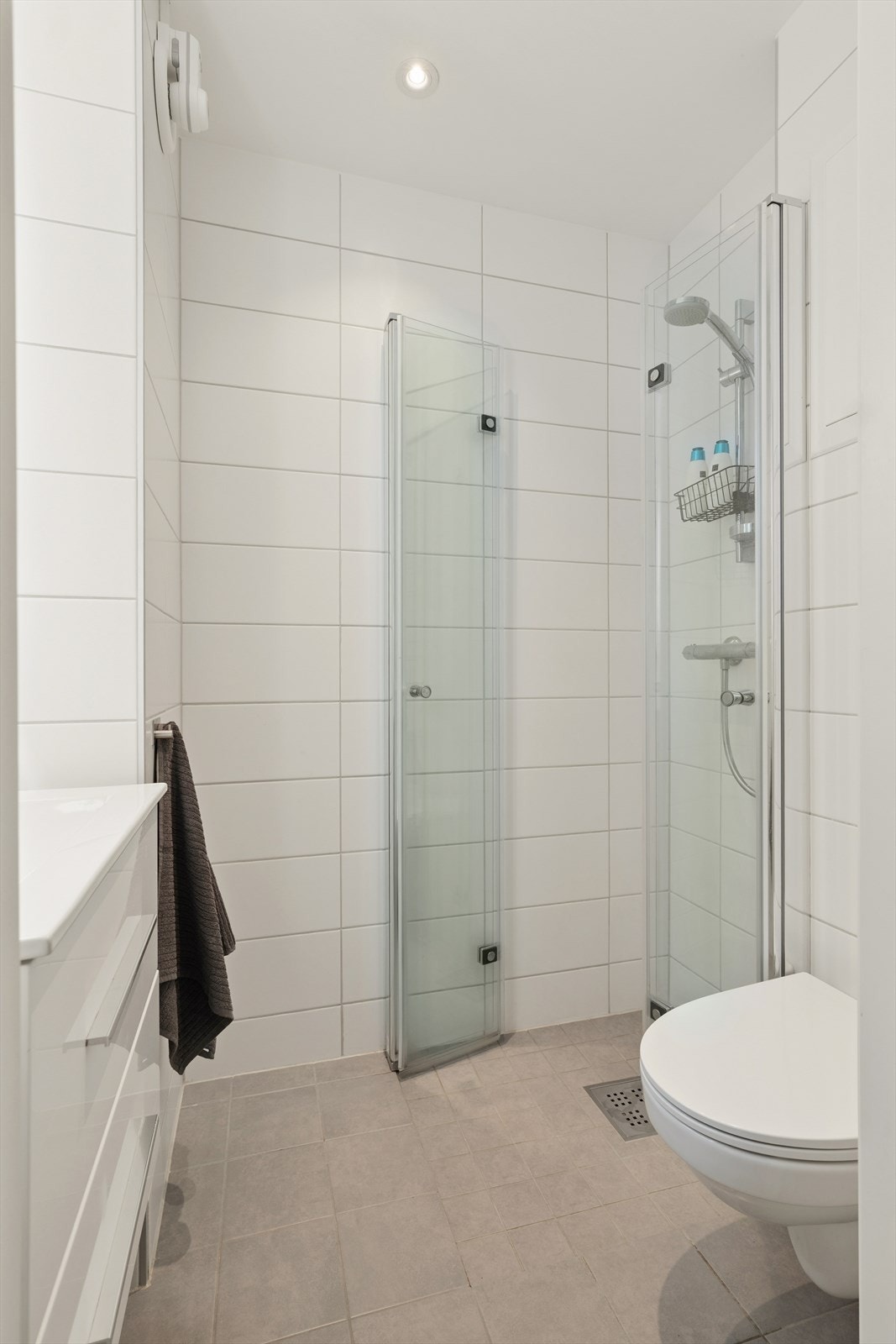 Det minste badet er også fra 2020, med flislagte overflater, elektrisk gulvvarme og dusjhjørne med innfellbare glassdører. Galleribilde