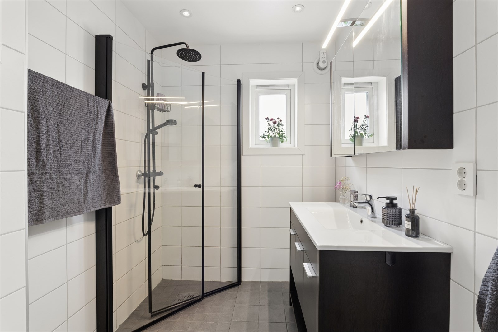 Hovedbadet ble rehabilitert i 2020 og har flislagte overflater, downlights i taket og elektrisk gulvvarme. Galleribilde