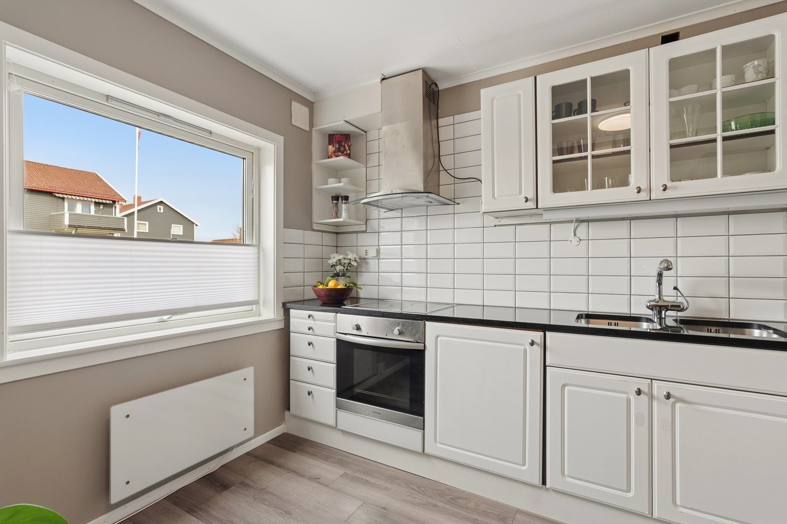 Benkeplate i stein og integrert stekeovn og platetopp. Vinduet gir godt med arbeidslys. Galleribilde