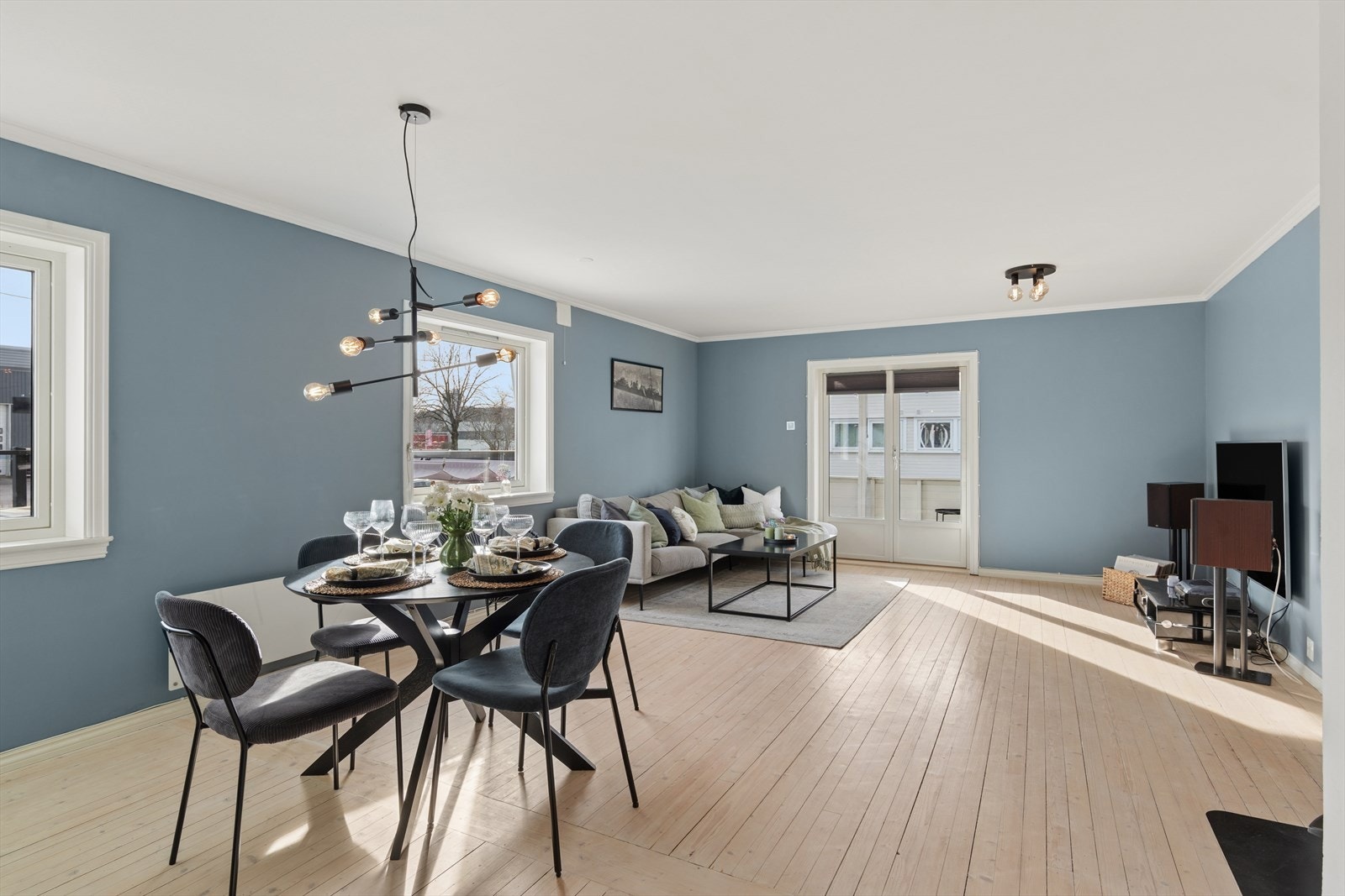 Den store stuen har plass til både en romslig sofagruppe og en egen spiseplass. Galleribilde