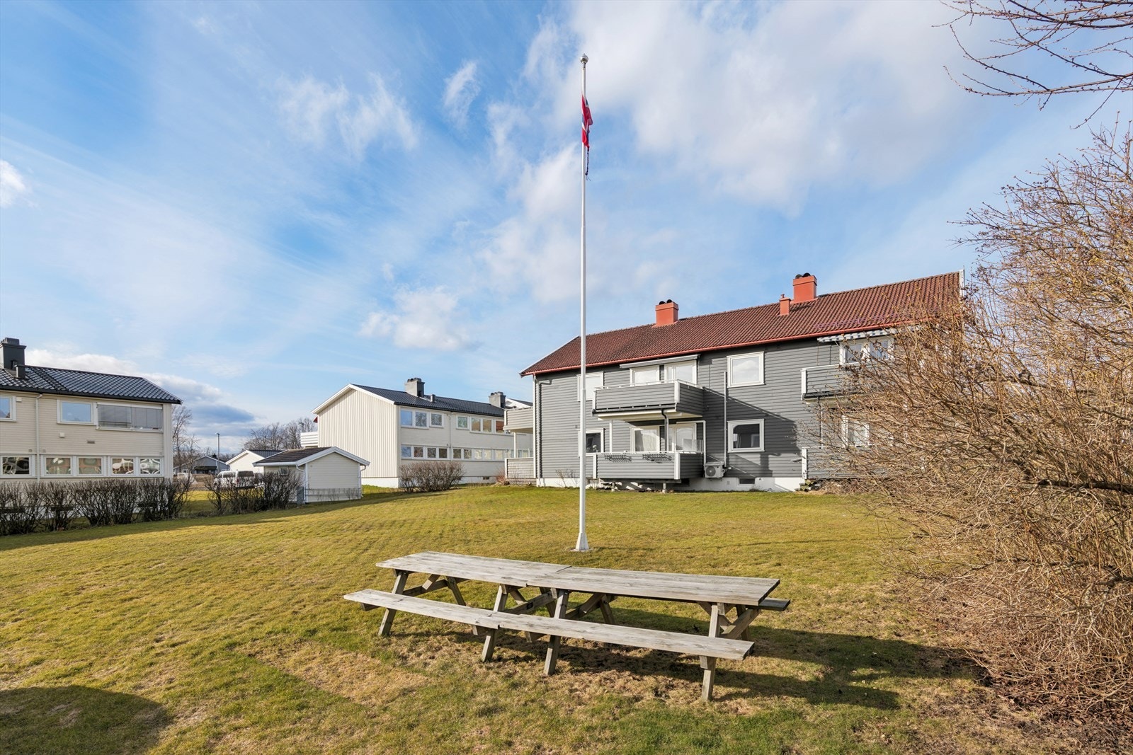 Eiendommen ligger sentralt på Træleborg, med gangavstand til Tønsberg sentrum, skoler og barnehager. Galleribilde