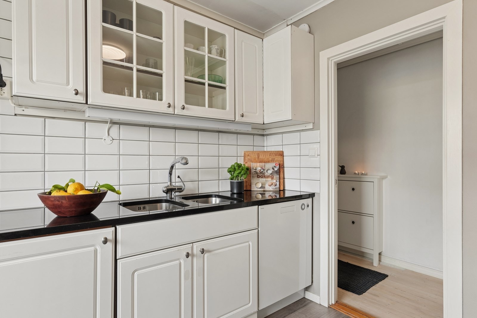 Kjøkkeninnredningen har profilerte fronter og godt med skapplass. Oppvaskmaskin og kjøleskap medfølger. Galleribilde