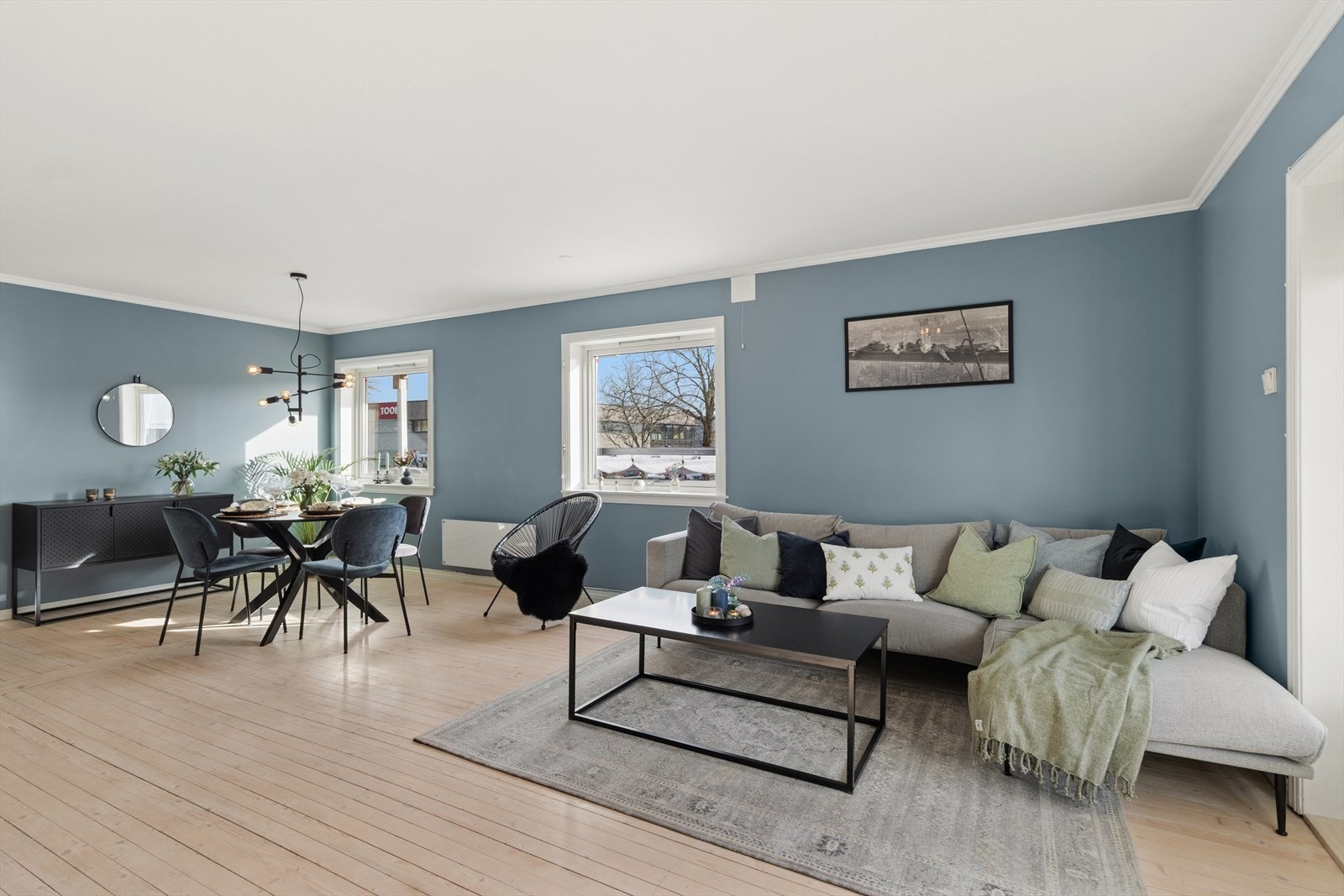 Hjørneplasseringen gir stuen ekstra vindusflater og rikelig med dagslys. Galleribilde