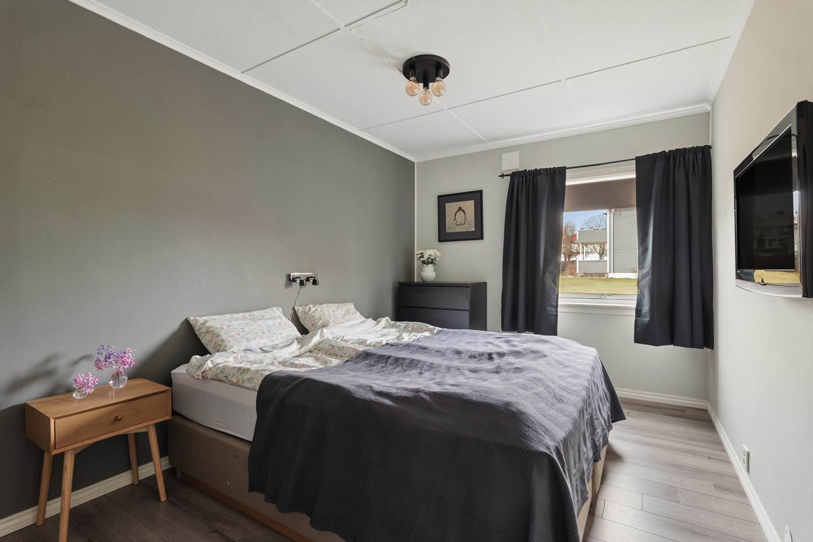 Hovedsoverommet har god plass til dobbeltseng. Garderobeløsningen medfølger. Galleribilde