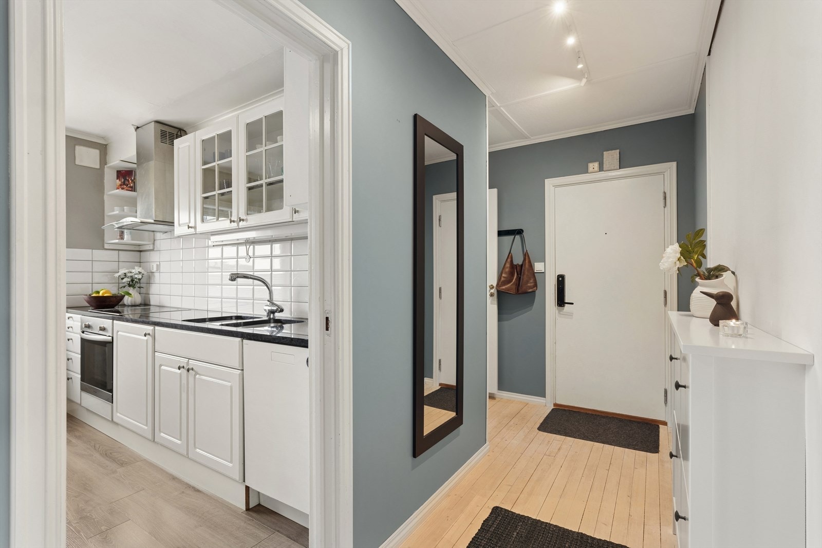 Lys og innbydende entré. Galleribilde