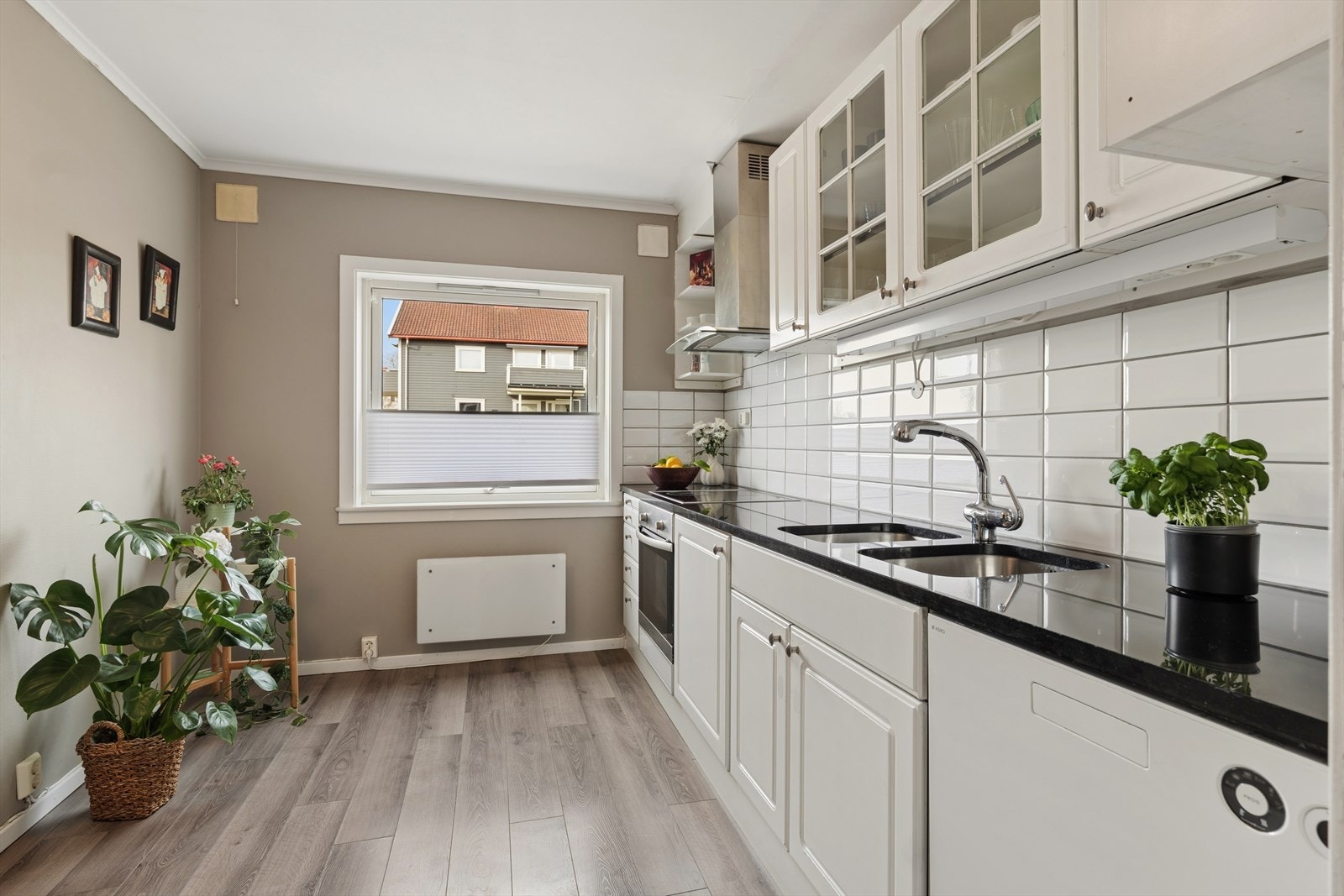 Leiligheten har et praktisk, adskilt kjøkken. Galleribilde