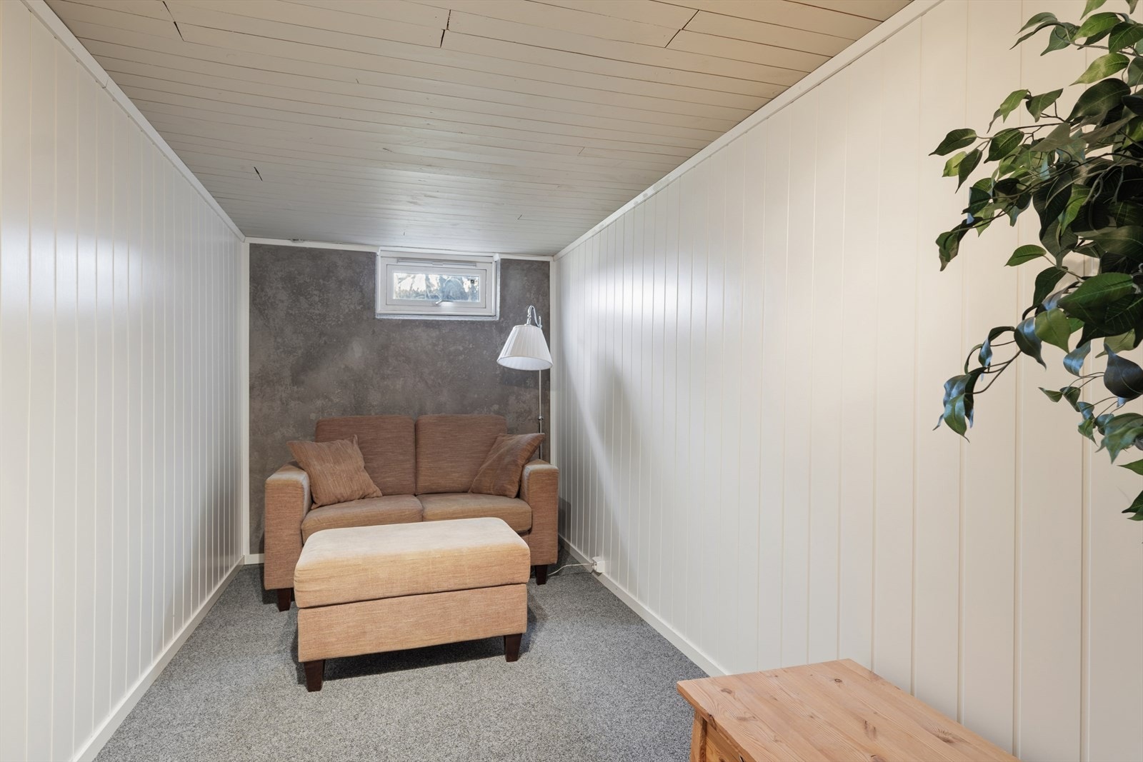 Bod i felles kjeller er ombygd til oppholdsrom/kontor av nåværende eier uten søknad eller godkjenning fra Borettslaget. Dette rommet er kun godkjent som bod. Galleribilde