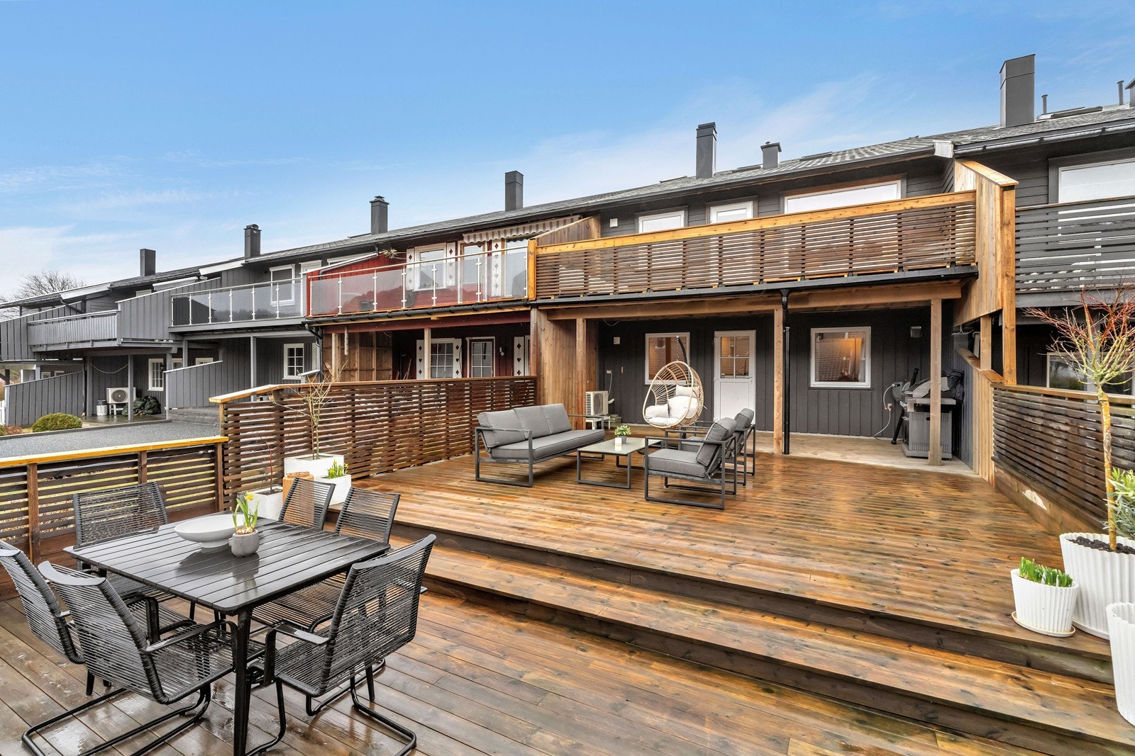 Stor terrasse med delvis takoverbygg Galleribilde