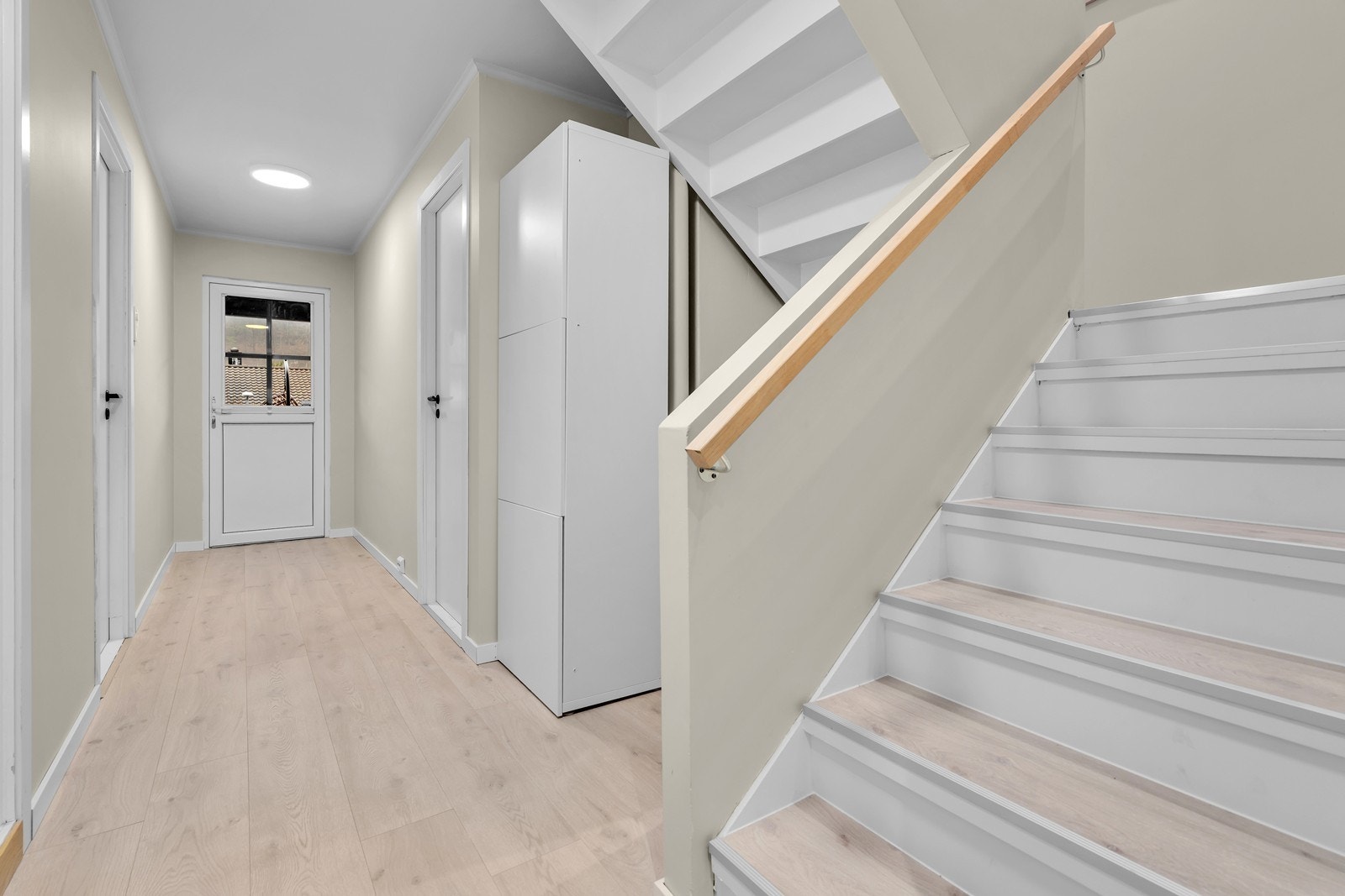 Kjellergang med utgang til terrasseanlegg Galleribilde