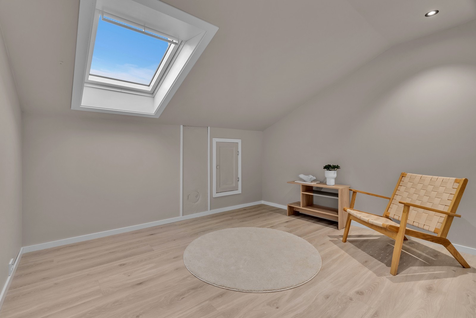 Innredet loftsbod med kott i knevegg Galleribilde