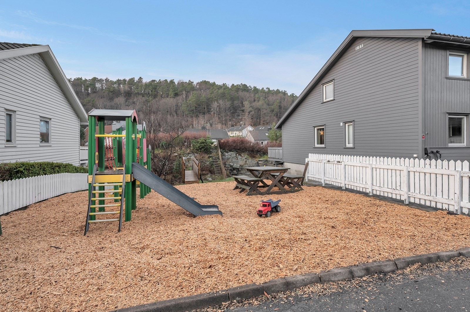 Lekeplass i gata Galleribilde