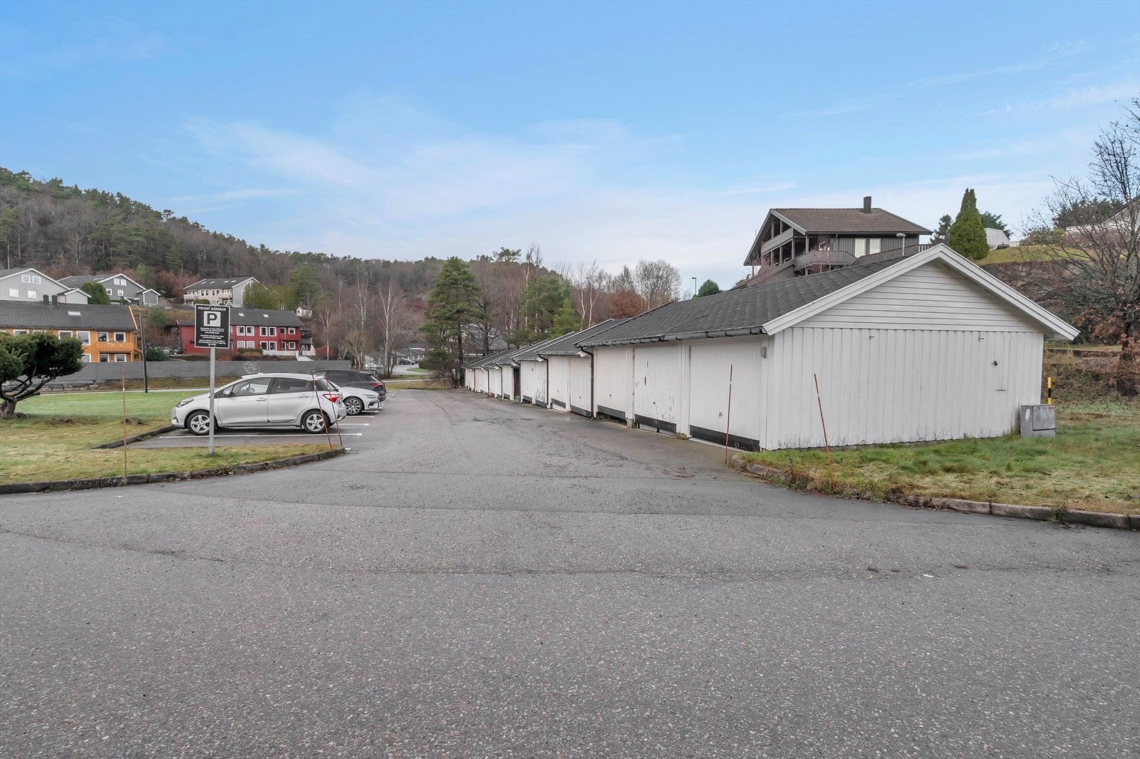 Garasjeplass i rekke ved innkjørsel til området Galleribilde