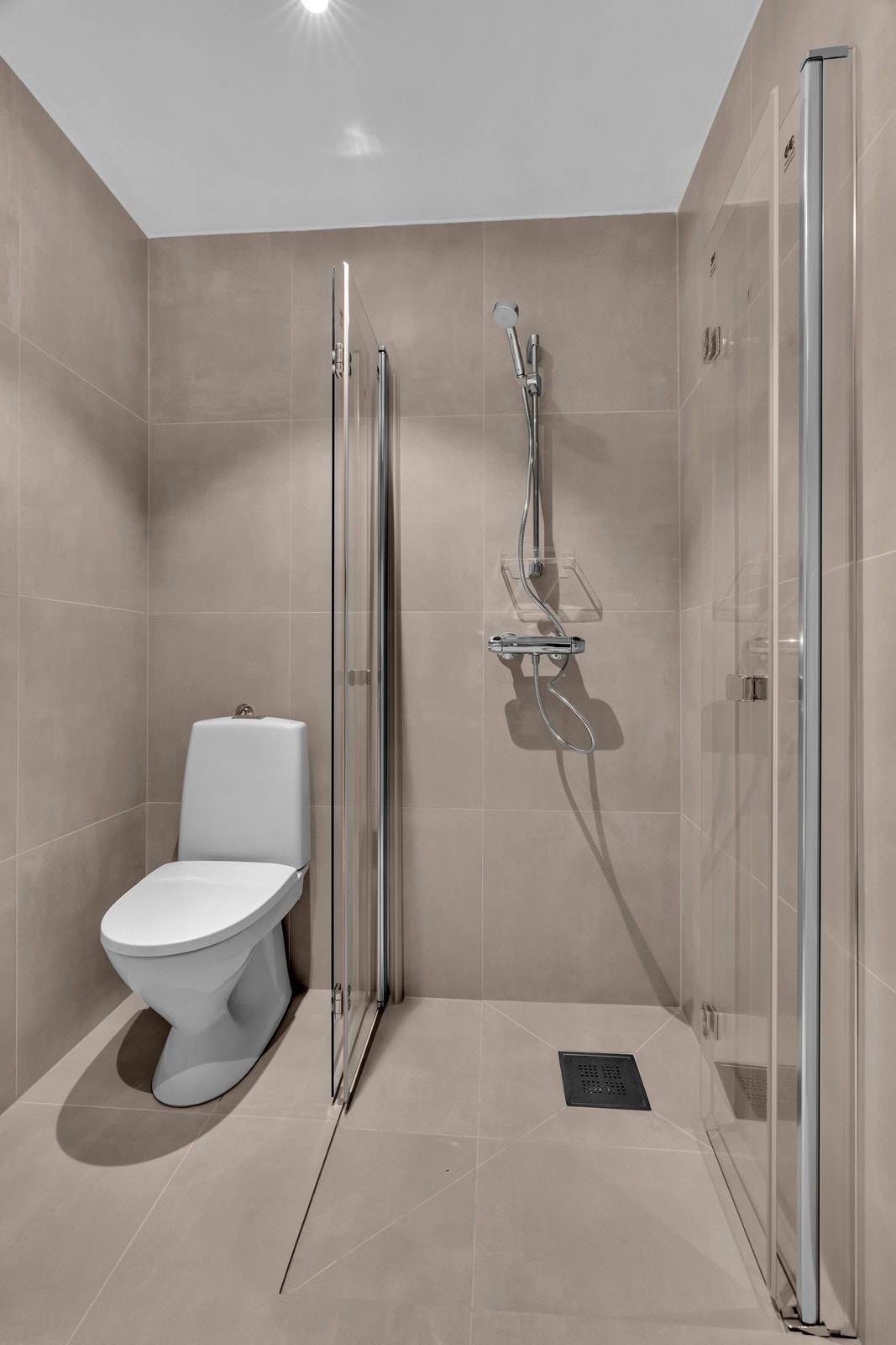 Stilren innredning, wc og dusjnisje Galleribilde